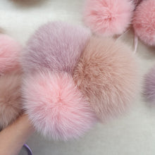 Load image into Gallery viewer, Pink  polarfox pompom
