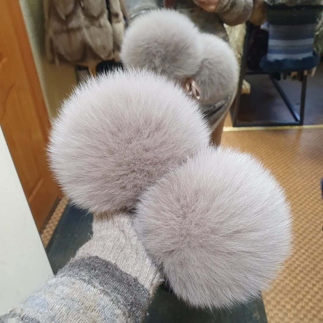 Beige polarfox pompom